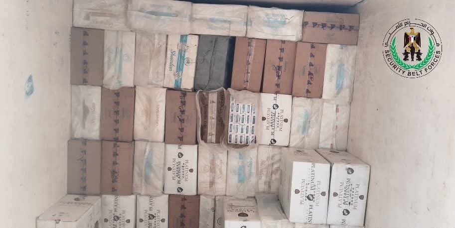 قوات الحزام الأمني بلحج تضبط كمية كبيرة من السجائر المهربة في نقطة الحسيني
