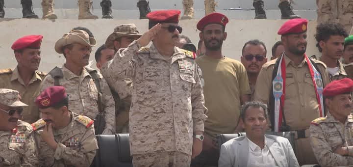 بحضور وزير الدفاع وبمشاركة سلاح الطيران المسير الجنوبي لأول مرة.. عرض عسكري مهيب في أبين بحضور وزير الدفاع وبمشاركة سلاح الطيران المسير الجنوبي لأول مرة.. عرض عسكري مهيب في أبين