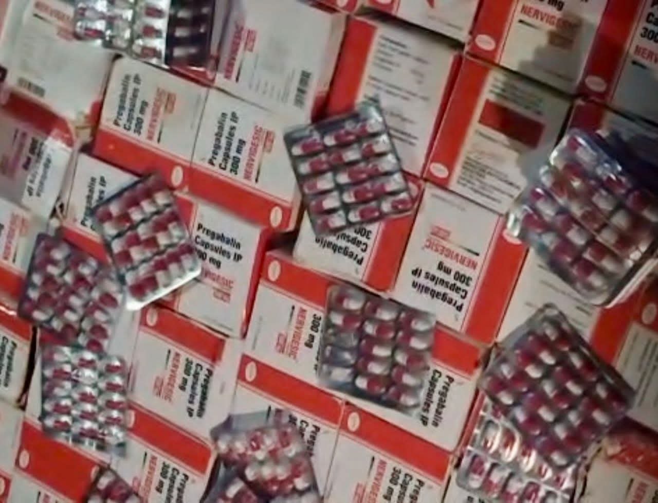 قوات الحملة الأمنية المشتركة تضبط سيارة تحمل كمية من الحبوب المخدرة في لحج