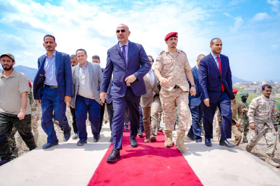 الرئيس الزُبيدي يضع إكليلا من الزهور على نصب الشهيد لبوزة ويزور منصة الشهداء في ردفان