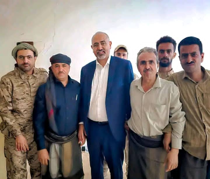 الرئيس الزُبيدي يزور القائد صلاح الشنفرة ويطمئن على صحته الرئيس الزُبيدي يزور القائد صلاح الشنفرة ويطمئن على صحته