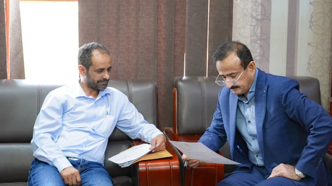 المحافظ بن الوزير يوجّه بتقديم التسهيلات لإقامة مخيم مجاني لجراحة العيون في شبوة