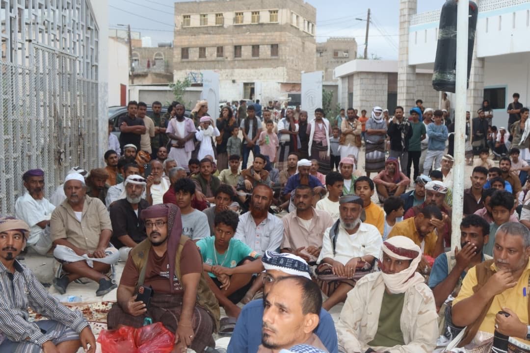 اجتماع قبلي موسع في لودر بحضور مدير عام المديرية وعدداً كبير من الشخصيات للوقوف امام اخر مستجدات قضية شرف أسرة آل القسمي