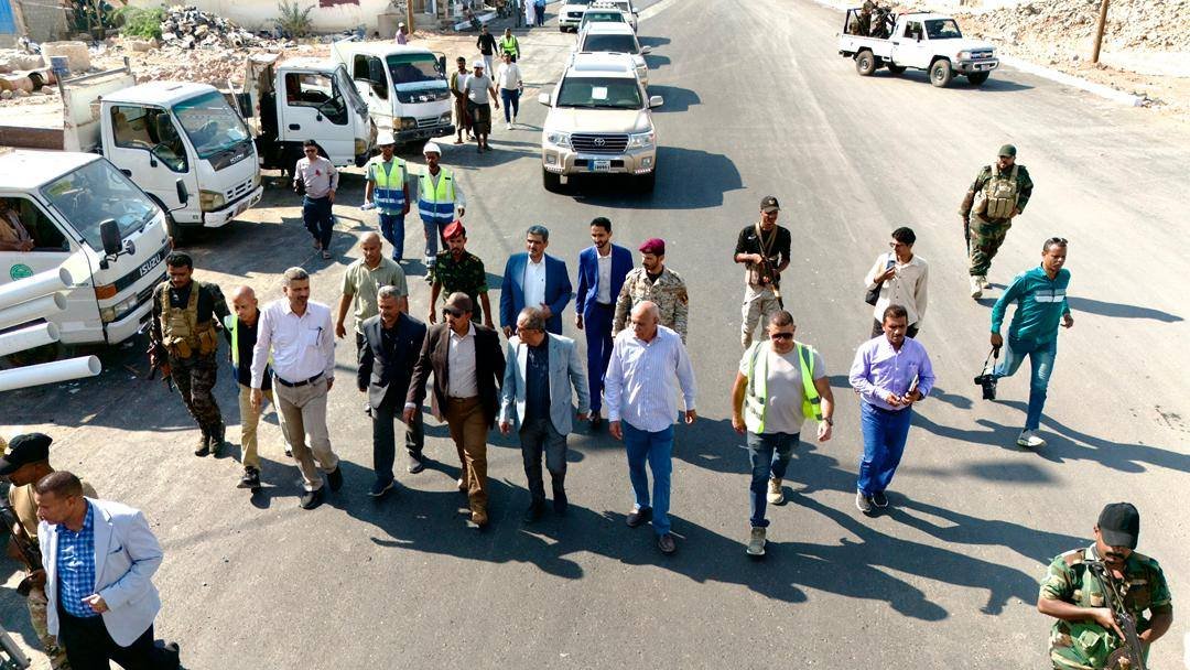 محافظ حضرموت يتفقّد جسر المنورة في المكلا بتصاميم تجمع بين الكفاءة وسرعة التنفيذ ويطلع على مستوى الانجاز في المرحلة الثانية لخور المكلا