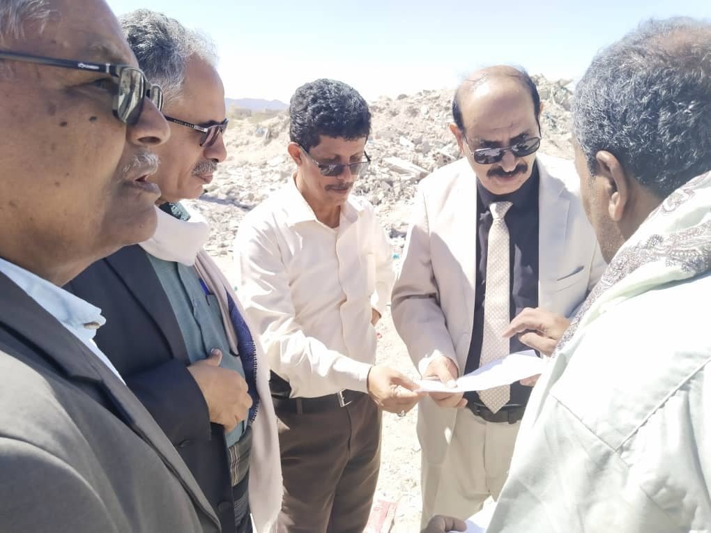 فريق حكومي ينفذ نزولًا ميدانيًا لتقييم أعمال رفع مخلفات البناء بمدينة عتق