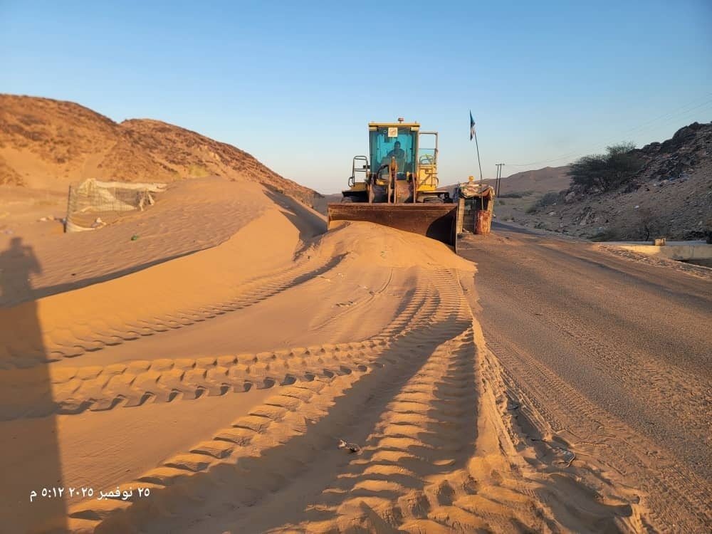 باشراف وزير الأشغال ومتابعة محافظ شبوة… تنفيذ أعمال إزاحة الرمال في طريق عتق – بيحان