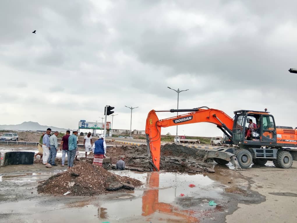 فرق صيانة مؤسسة مياه عدن تباشر إصلاح كسر في خط ضخ رئيسي بجولة كالتكس