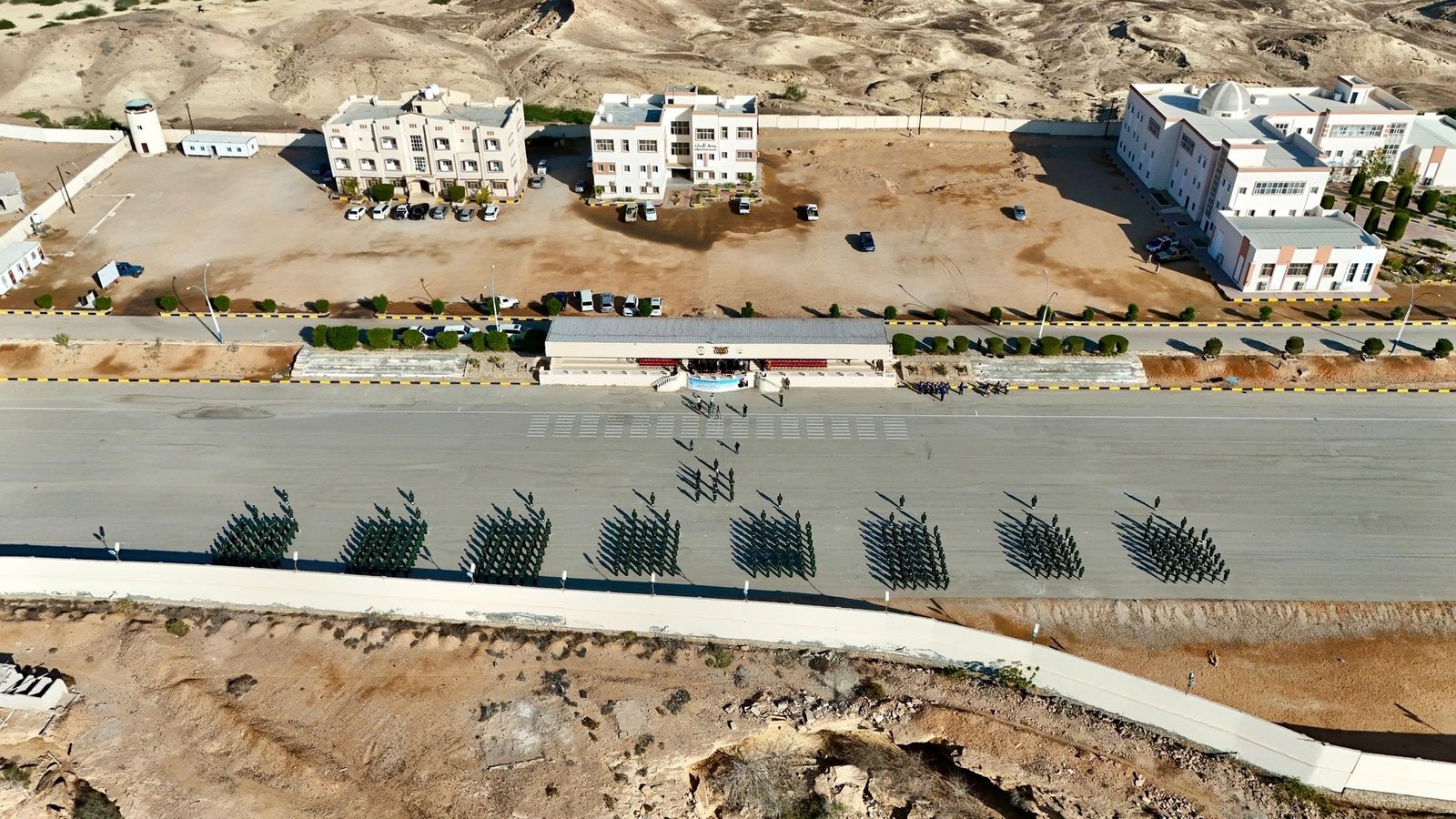 محافظ حضرموت يشهد تخرّج (334) بطلًا من “دورة الاستجداد” بكلية الشرطة