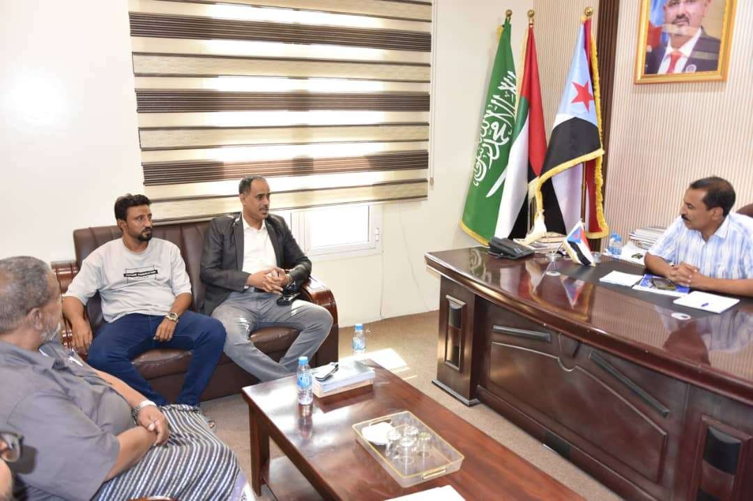 رئيس تنفيذية انتقالي حضرموت يطّلع على أوضاع أسر الشهداء والجرحى ويؤكد أهمية رعايتهم والاهتمام بهم رئيس تنفيذية انتقالي حضرموت يطّلع على أوضاع أسر الشهداء والجرحى ويؤكد أهمية رعايتهم والاهتمام بهم