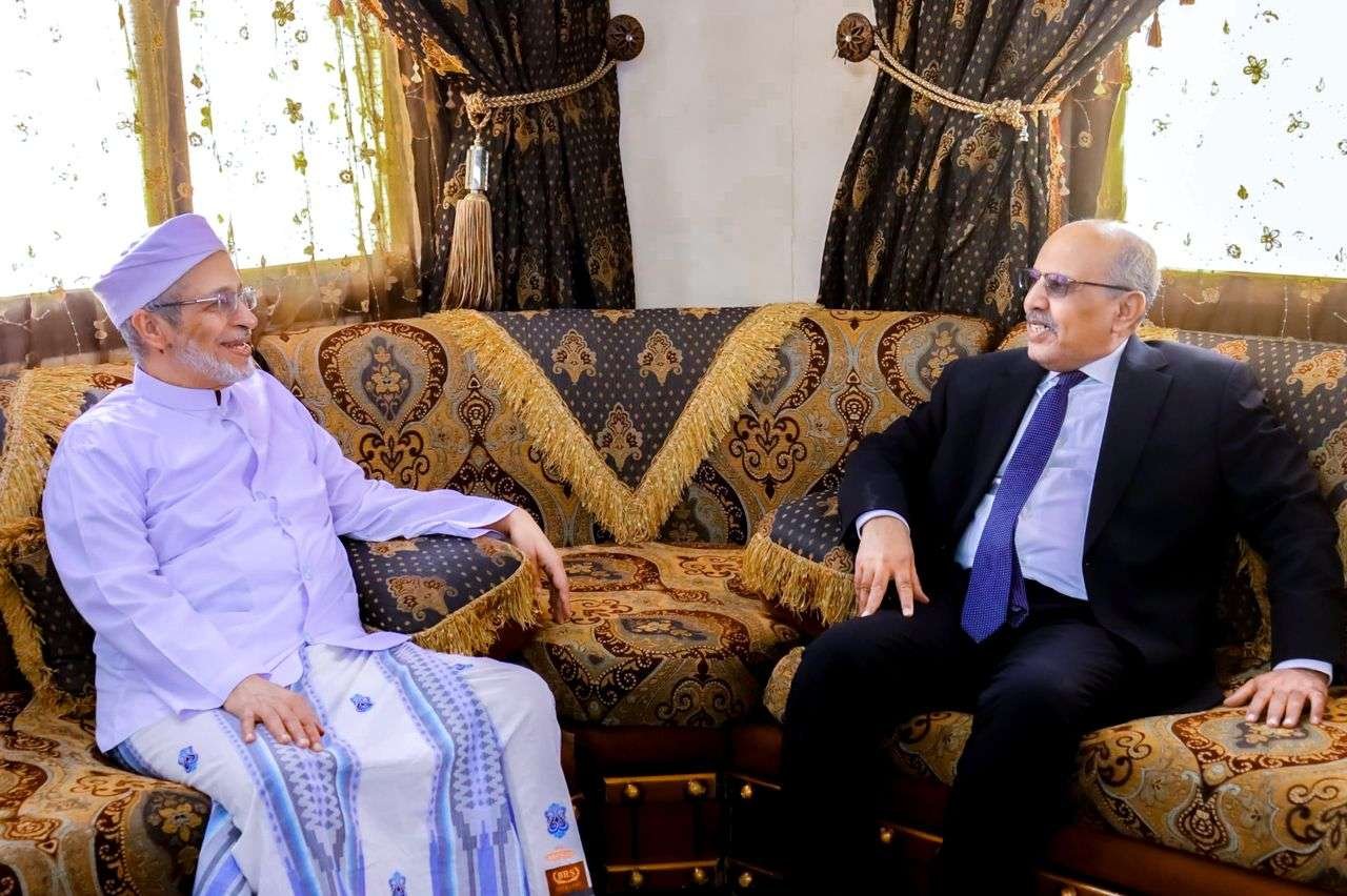 الكثيري يطّلع على أوضاع جامعة الأحقاف وتخصصاتها الأكاديمية الكثيري يطّلع على أوضاع جامعة الأحقاف وتخصصاتها الأكاديمية