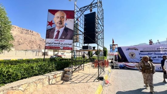 شباب الغضب يرفع صور الرئيس الزُبيدي في سيئون احتفالا بذكرى الاستقلال شباب الغضب يرفع صور الرئيس الزُبيدي في سيئون احتفالا بذكرى الاستقلال