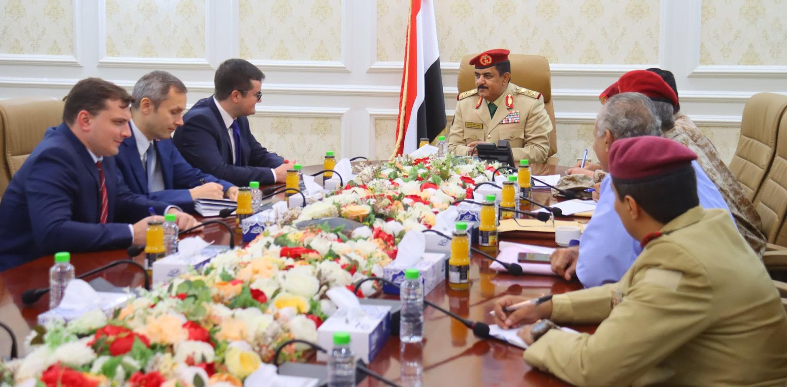 وزير الدفاع و السفير الروسي يبحثان مستجدات الأوضاع في بلادنا وتعزيز التعاون الدفاعي