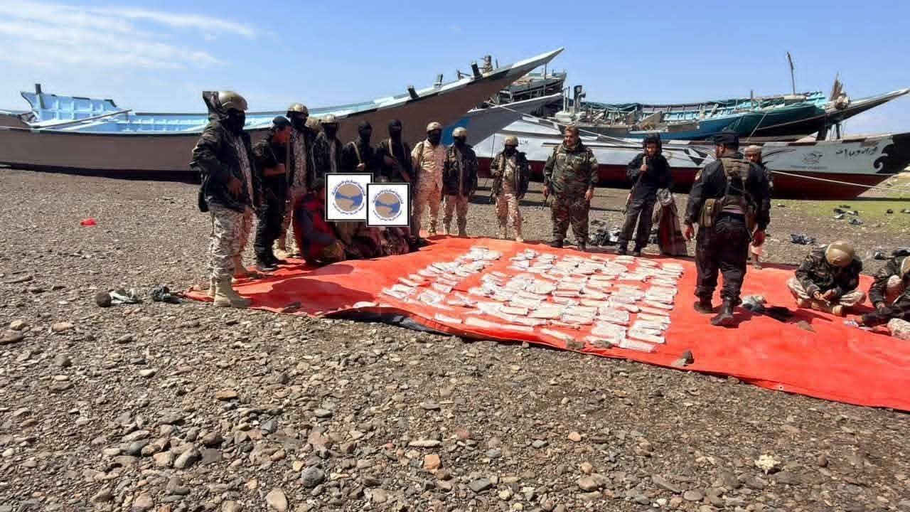 الحملة الأمنية لقوات العمالقة تضبط قارباً يحمل 600 ألف قرص كبتاجون في عملية بحرية نوعية الحملة الأمنية لقوات العمالقة تضبط قارباً يحمل 600 ألف قرص كبتاجون في عملية بحرية نوعية