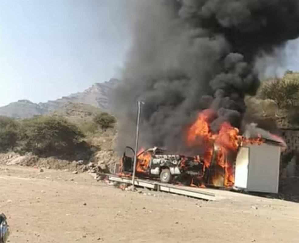 مواطن يُحرق سيارته احتجاجاً على جبايات مليشيا الحوثي في هذه المحافظة مواطن يُحرق سيارته احتجاجاً على جبايات مليشيا الحوثي في هذه المحافظة