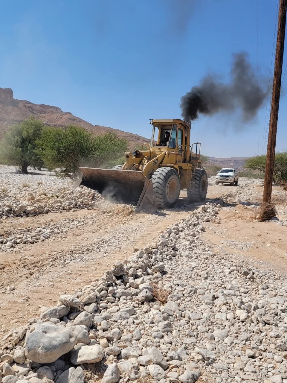 تنفيذاً لتوجيهات المحافظ بن الوزير.. صندوق صيانة الطرق يبدأ إصلاح أضرار السيول في وادي جردان