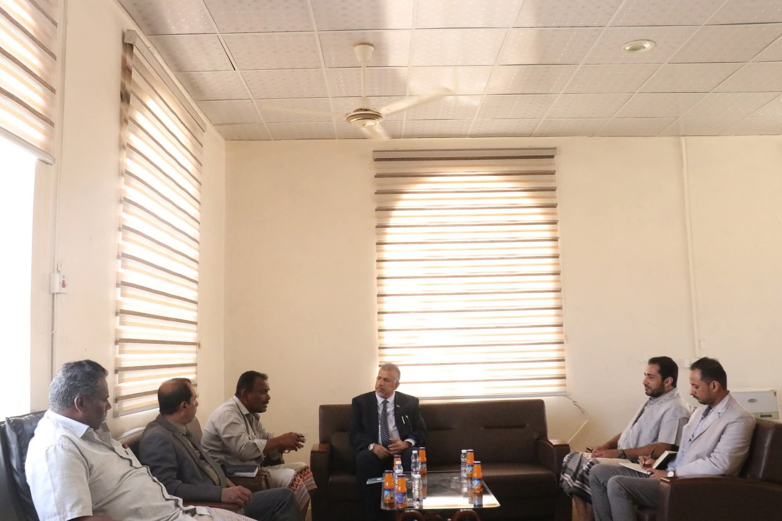 فريق التوجيه والرقابة الرئاسي يلتقي بمدير عام مديرية الغيضة لبحث سُبل تعزيز العمل الإداري والخدمي