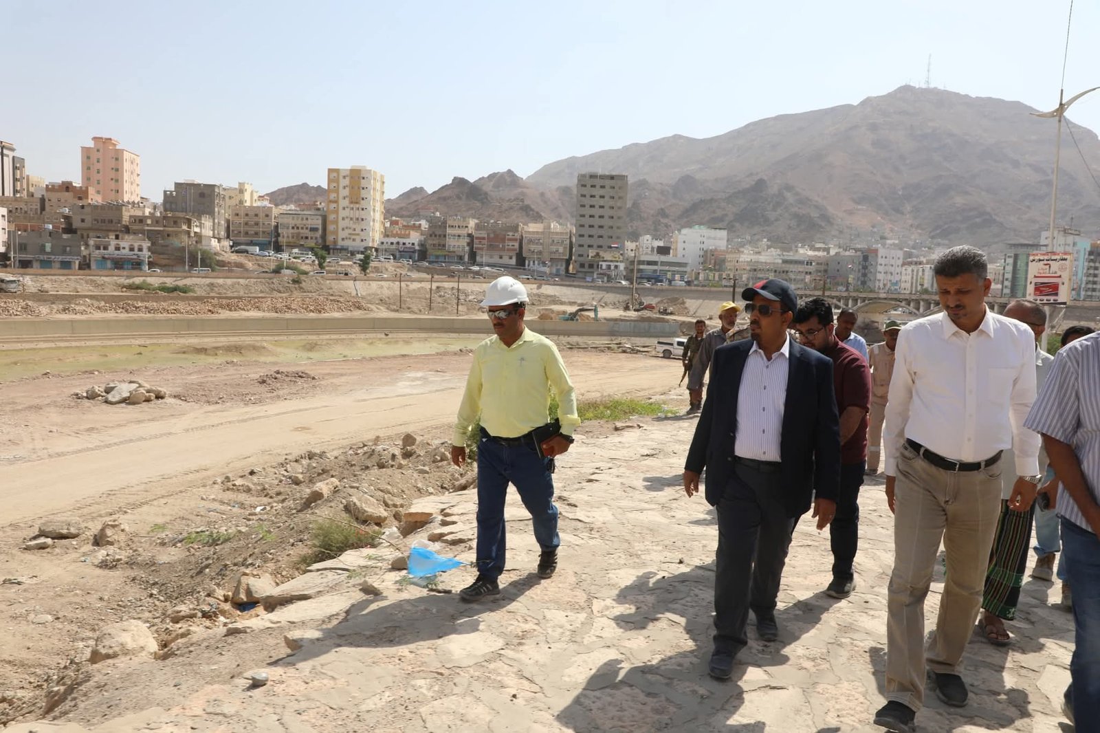 محافظ حضرموت يتفقد العمل بمشروع المرحلة الثانية لخور المكلا التي قاربت الـ 70% ويوجّه بإزالة العوائق التي تعترض سرعة الانجاز