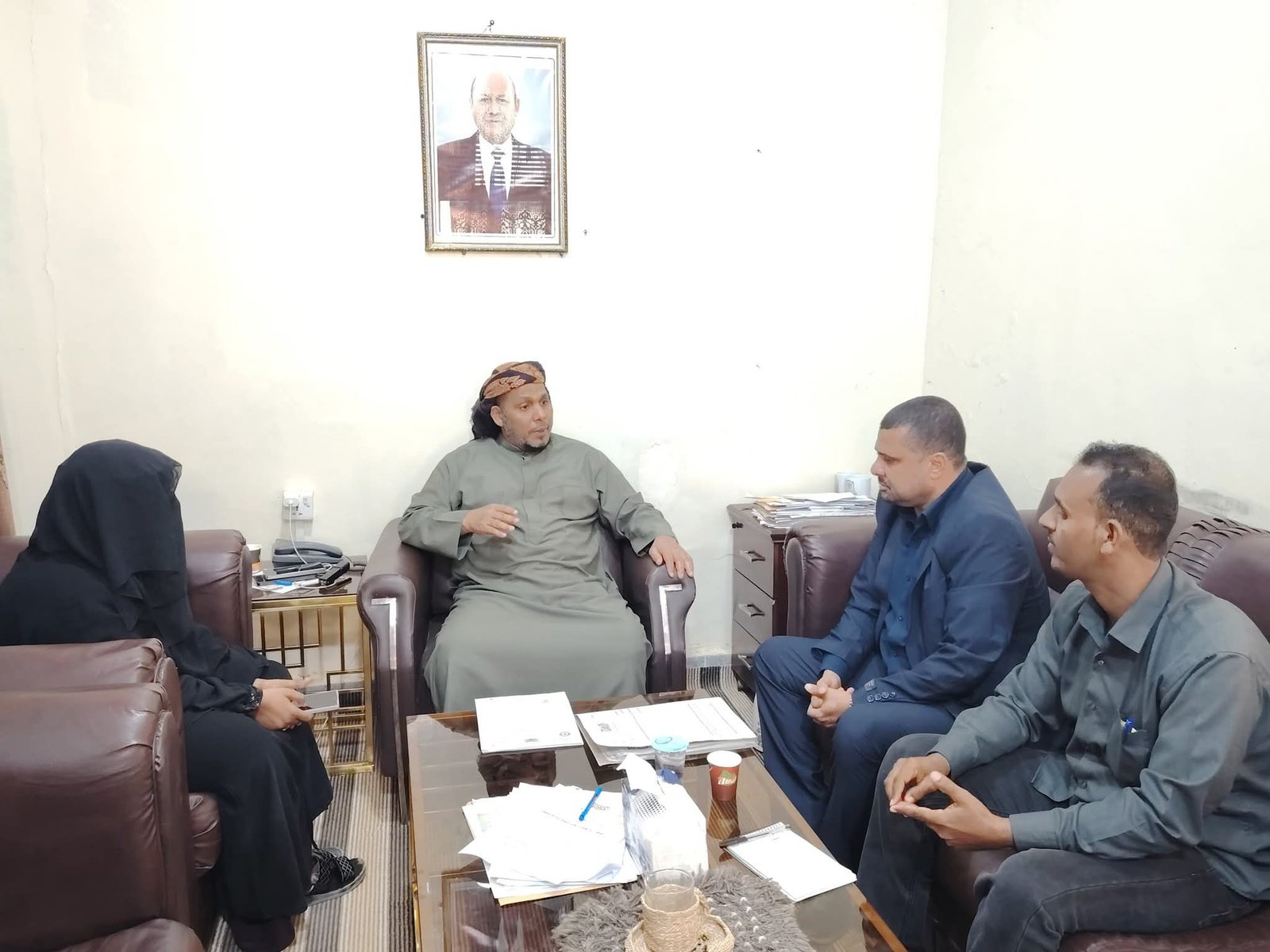 محافظ سقطرى يناقش مع الهيئة العامة للشؤون البحرية جهود التخلص من الباخرة الجانحة “جلف دوف”