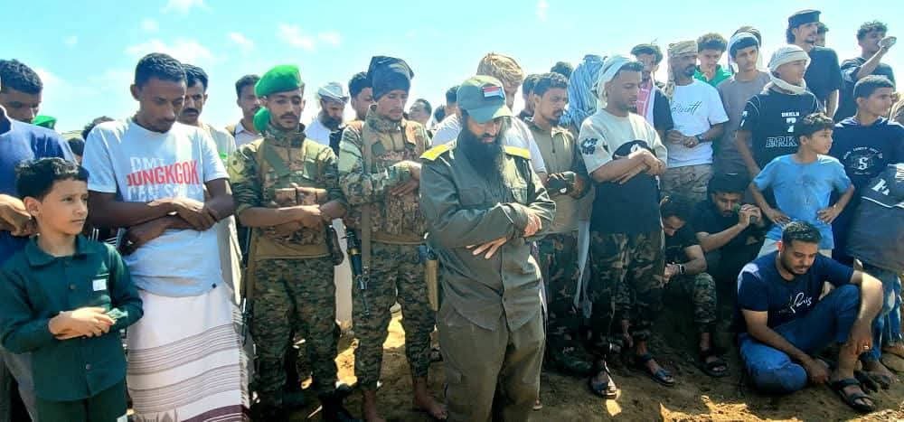 يتقدمهم العميد الوالي.. الآلاف يشيعون جثمان الشهيد النقيب جمال نجيب في العاصمة عدن يتقدمهم العميد الوالي.. الآلاف يشيعون جثمان الشهيد النقيب جمال نجيب في العاصمة عدن