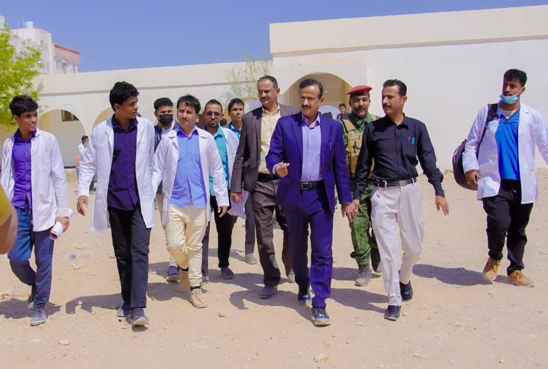 المحافظ بن الوزير يتفقد سير الدراسة في معهد أمين ناشر للعلوم الصحية بمدينة عتق المحافظ بن الوزير يتفقد سير الدراسة في معهد أمين ناشر للعلوم الصحية بمدينة عتق