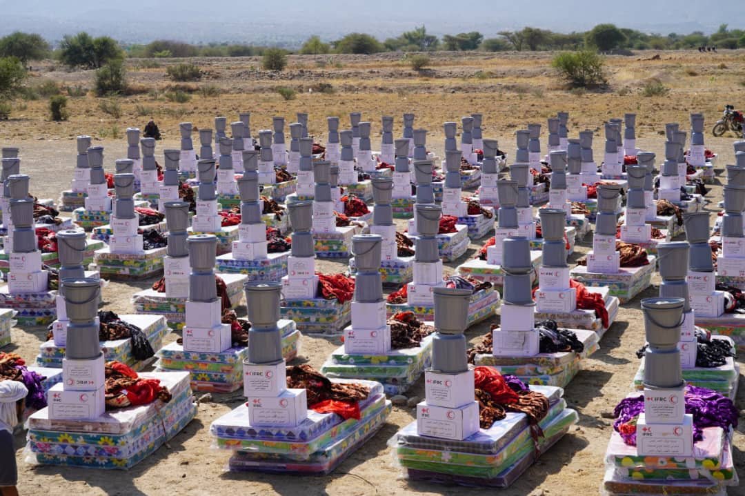 هلال الضالع يوزع مواد ايوائية للمتضررين من الأمطار في منطقة المرياح حجر بمديرية الضالع