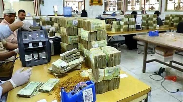 صرف مرتبات عدة قطاعات حكومية في محافظات مختلفة