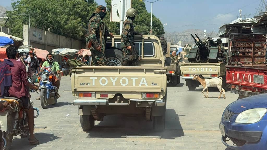 العميد حمدي شكري يتفقد الوضع الأمني في مديرية طورالباحة وينفذ حملة تفتيش ميدانية داخل السوق