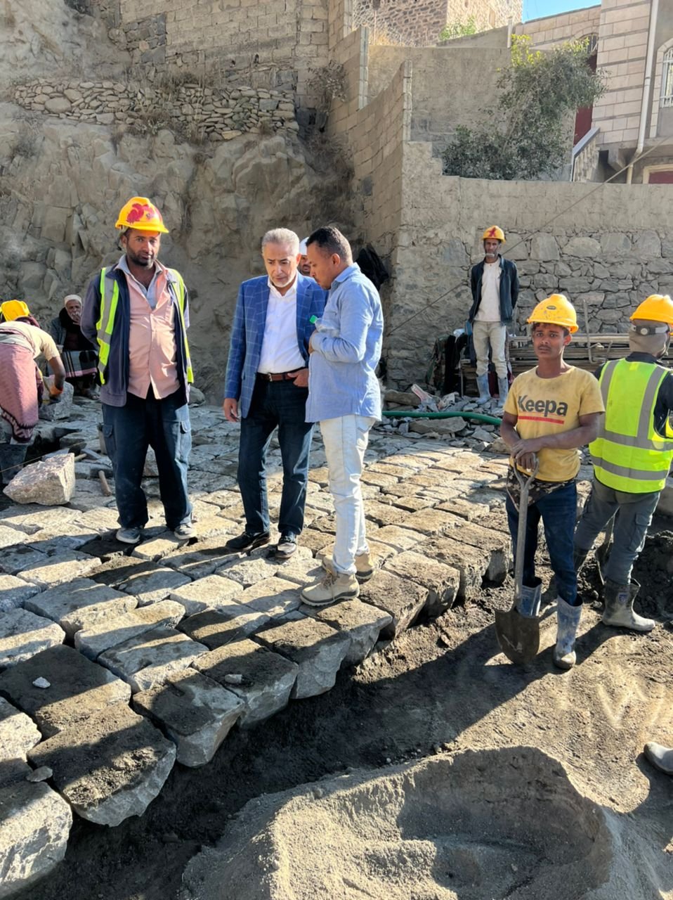 رئيس مجلس إدارة إقليم اليمن يتفقد أعمال صيانة طريق الأعروق حيفان رئيس مجلس إدارة إقليم اليمن يتفقد أعمال صيانة طريق الأعروق حيفان