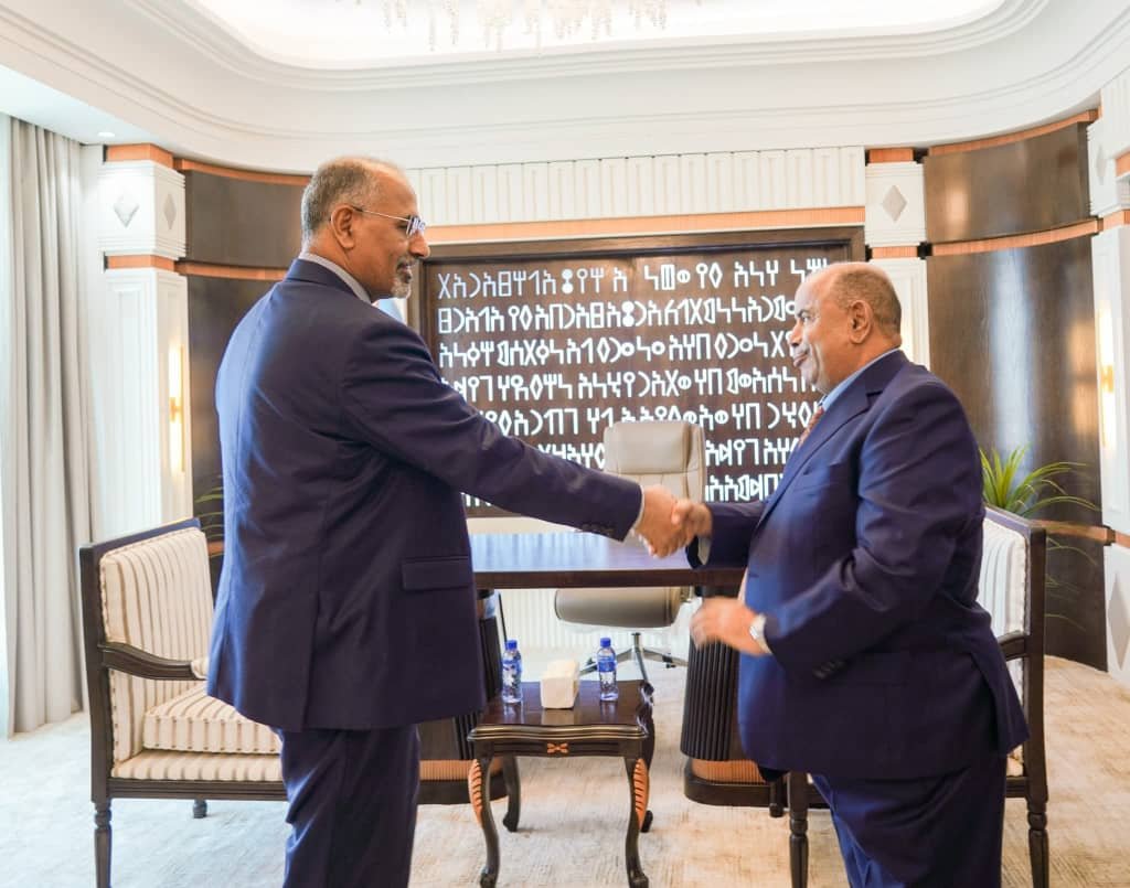 الرئيس القائد عيدروس الزُبيدي يلتقي محافظ حضرموت سالم الخنبشي الرئيس القائد عيدروس الزُبيدي يلتقي محافظ حضرموت سالم الخنبشي