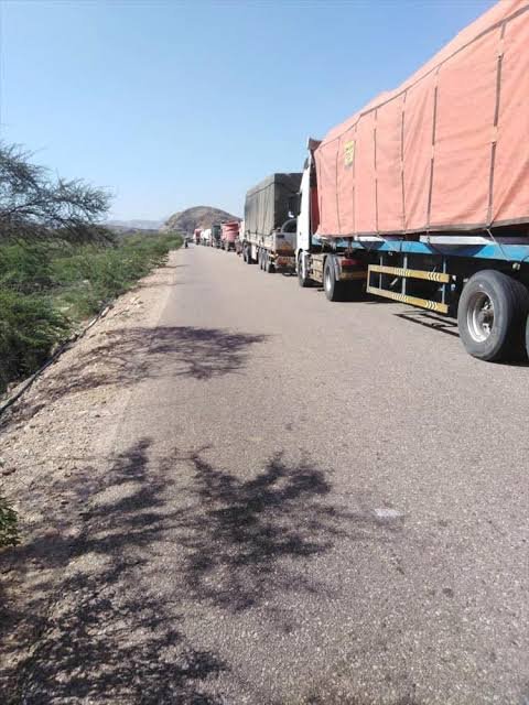 عاجل| أحتجاجاً على أنقطاع مرتباتهم جنود يقطعون الخط العام في أبين