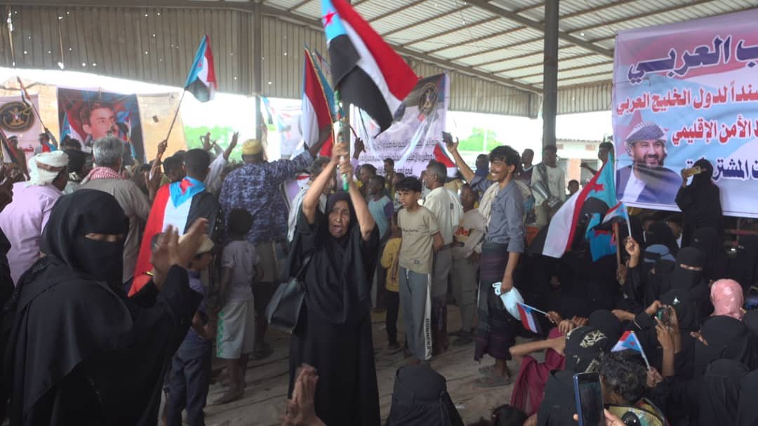 تواصل الاعتصام المفتوح في أبين بحضور فريق التوجيه والرقابة الرئاسي وقيادة الانتقالي