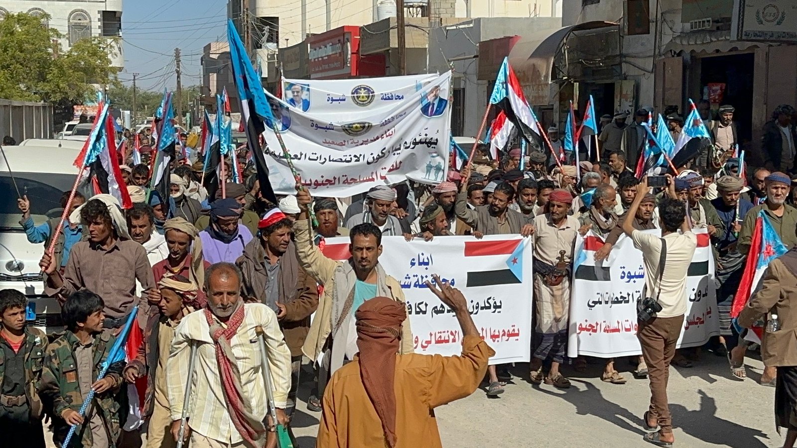 مسيرة جماهيرية حاشدة في عتق بشبوة تبارك الانتصارات العسكرية وتطالب القيادة بإعلان الاستقلال الثاني مسيرة جماهيرية حاشدة في عتق بشبوة تبارك الانتصارات العسكرية وتطالب القيادة بإعلان الاستقلال الثاني