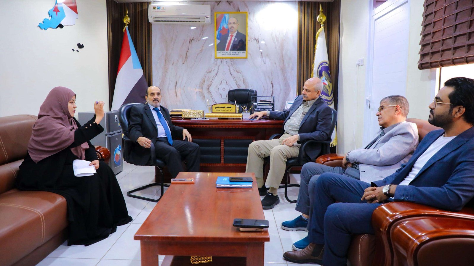 فريق التوجيه والرقابة الرئاسي يناقش خطط وترتيبات النزول الميداني في العاصمة عدن فريق التوجيه والرقابة الرئاسي يناقش خطط وترتيبات النزول الميداني في العاصمة عدن