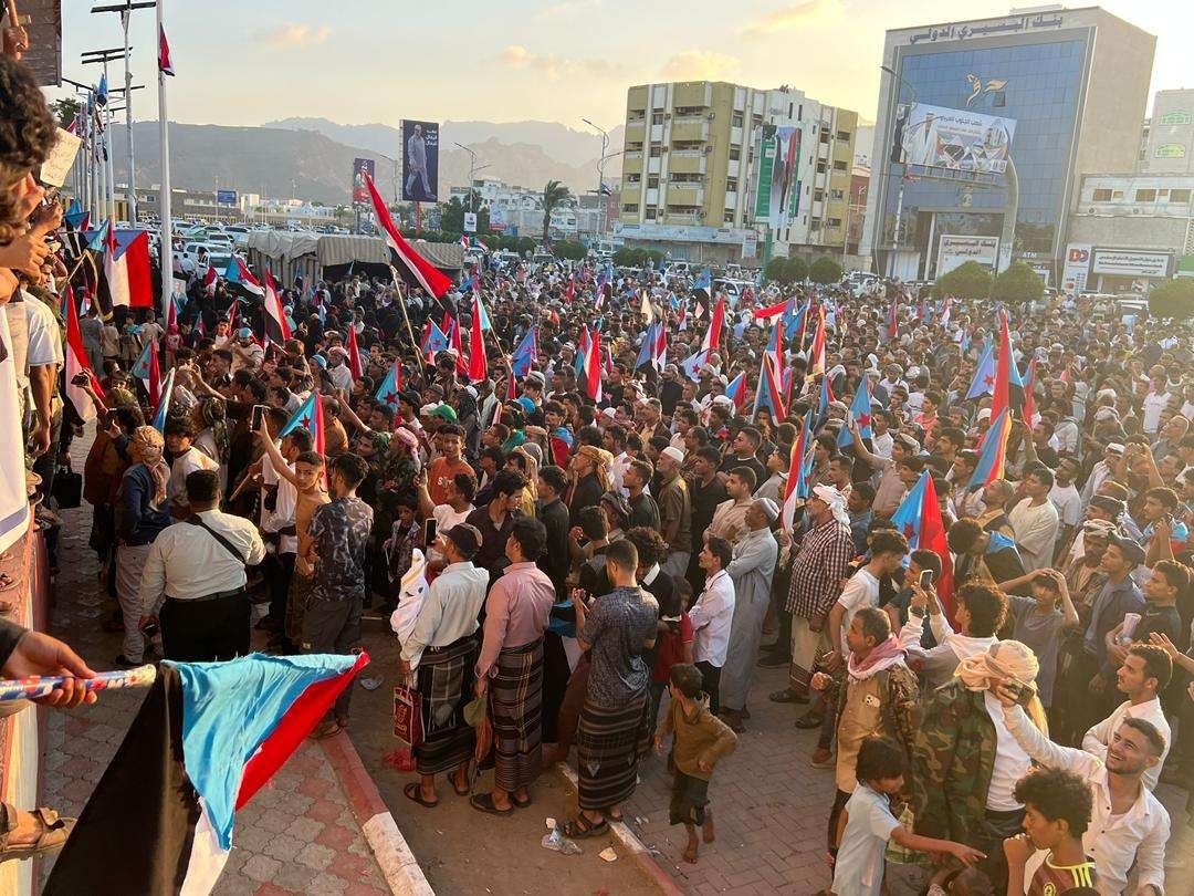 حشد جماهيري غفير في ساحة العروض بالعاصمة عدن للمطالبة بإعلان استقلال الجنوب العربي حشد جماهيري غفير في ساحة العروض بالعاصمة عدن للمطالبة بإعلان استقلال الجنوب العربي