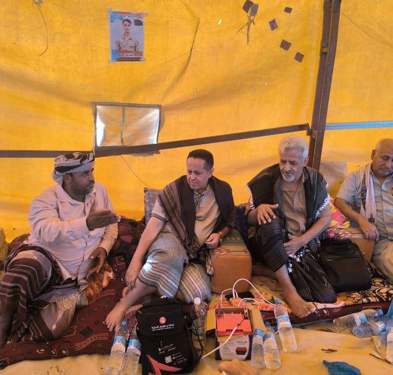 فريق التوجيه والرقابة الرئاسي وانتقالي لحج يؤدون واجب العزاء لأسرة الشهيد عبد الوكيل الحوشبي