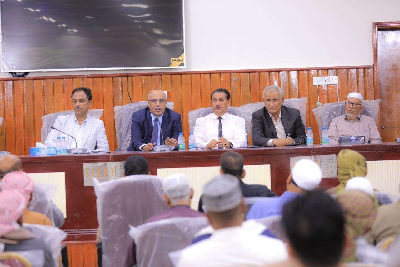 الكثيري يترأس لقاء موسعا بالمكتب التنفيذي وعقال الحارات والشخصيات الاجتماعية بسيئون الكثيري يترأس لقاء موسعا بالمكتب التنفيذي وعقال الحارات والشخصيات الاجتماعية بسيئون