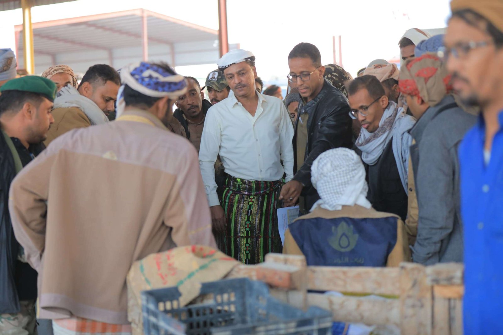 باعوم ينفّذ نزولًا ميدانيًا إلى سوق الخضار المركزي بسيئون ويشدّد على ضبط الأسعار