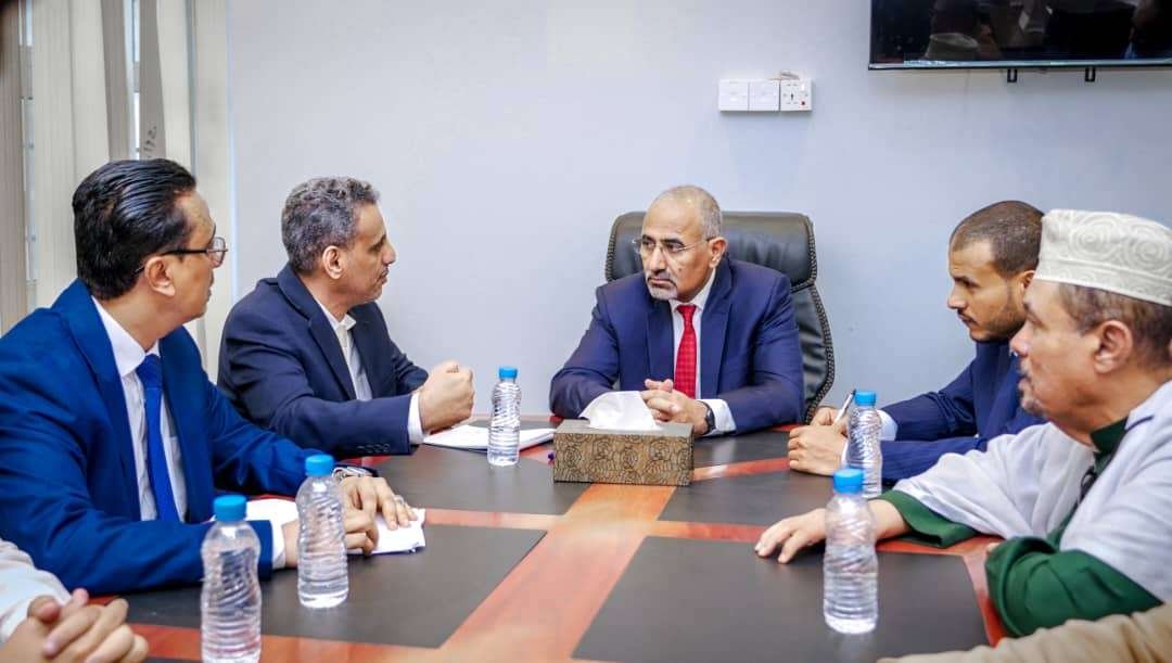 الرئيس الزُبيدي يتفقد سير العمل في وزارة الإدارة المحلية بالعاصمة عدن