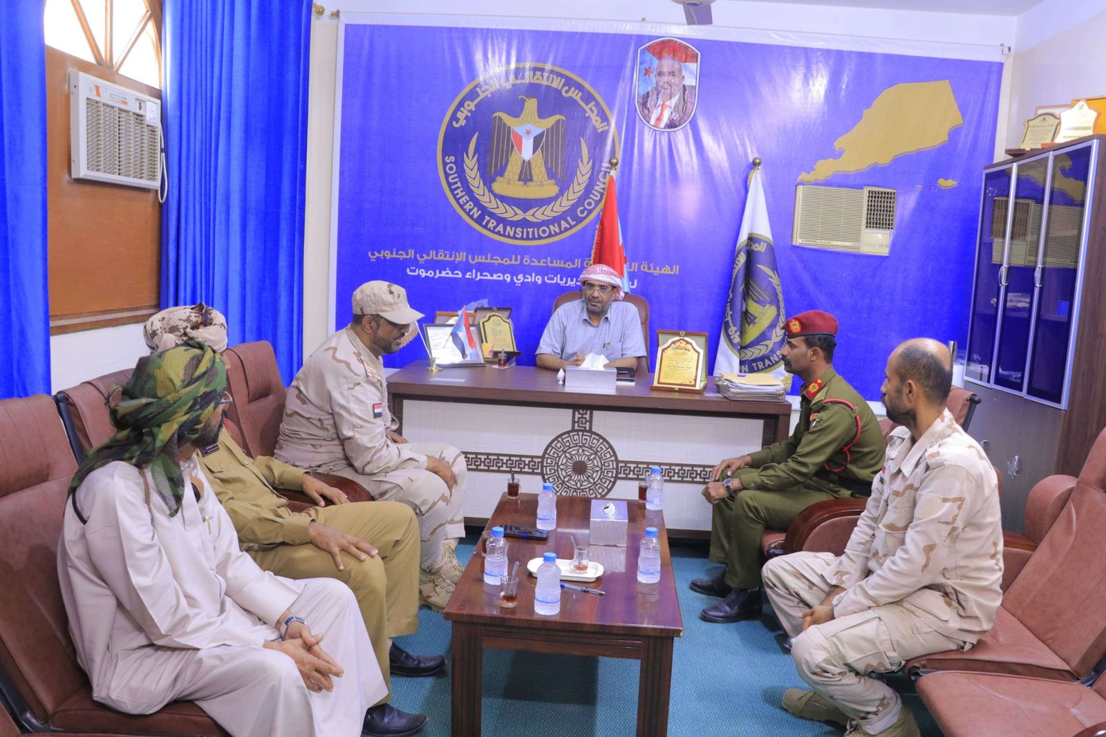 رئيس تنفيذية انتقالي وادي وصحراء حضرموت يلتقي قائد كتيبة النخبة مشاة المستقلة بمعسكر العند رئيس تنفيذية انتقالي وادي وصحراء حضرموت يلتقي قائد كتيبة النخبة مشاة المستقلة بمعسكر العند