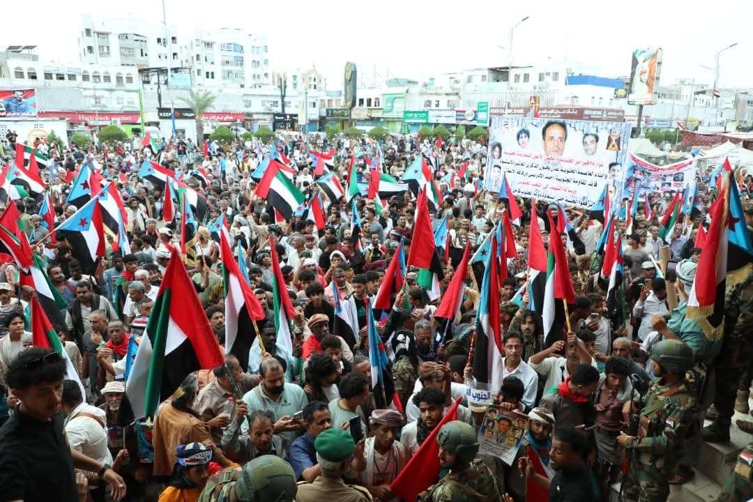 حشود المنصورة تشارك في الاعتصام المفتوح بالعاصمة عدن للمطالبة بإعلان دولة الجنوب العربي حشود المنصورة تشارك في الاعتصام المفتوح بالعاصمة عدن للمطالبة بإعلان دولة الجنوب العربي