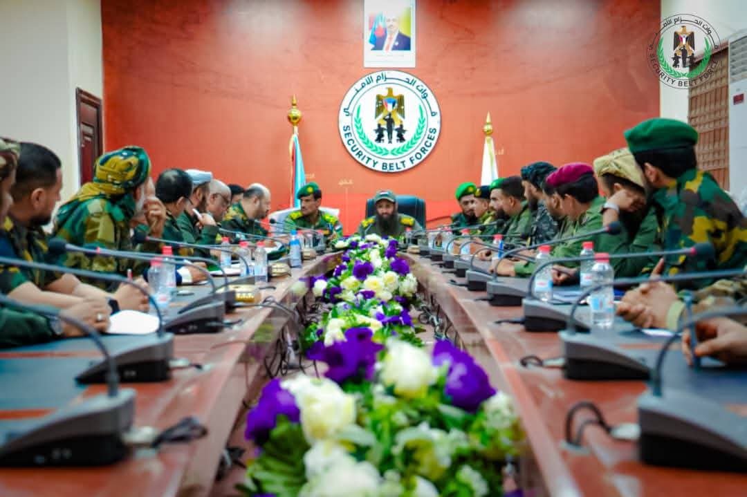 العميد الوالي يترأس اجتماعا بقيادات الحزام الأمني ويشيد بالأداء المتميز في العرض العسكري