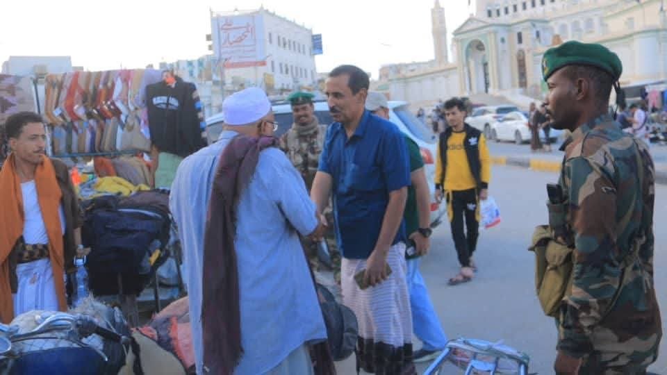 باتيس يتفقد المواطنين في سيئون ويؤكد استمرار القوات الجنوبية في تثبيت الأمن بوادي حضرموت باتيس يتفقد المواطنين في سيئون ويؤكد استمرار القوات الجنوبية في تثبيت الأمن بوادي حضرموت