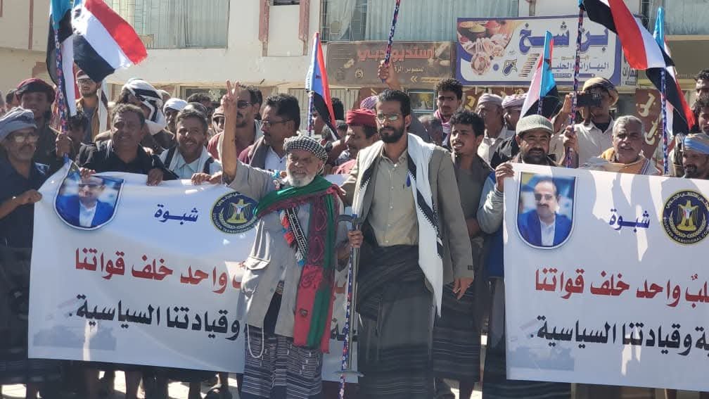 أبناء نصاب والروضة يتوافدون إلى ساحة الاعتصام المفتوح في عتق للمطالبة بإعلان دولة الجنوب العربي أبناء نصاب والروضة يتوافدون إلى ساحة الاعتصام المفتوح في عتق للمطالبة بإعلان دولة الجنوب العربي