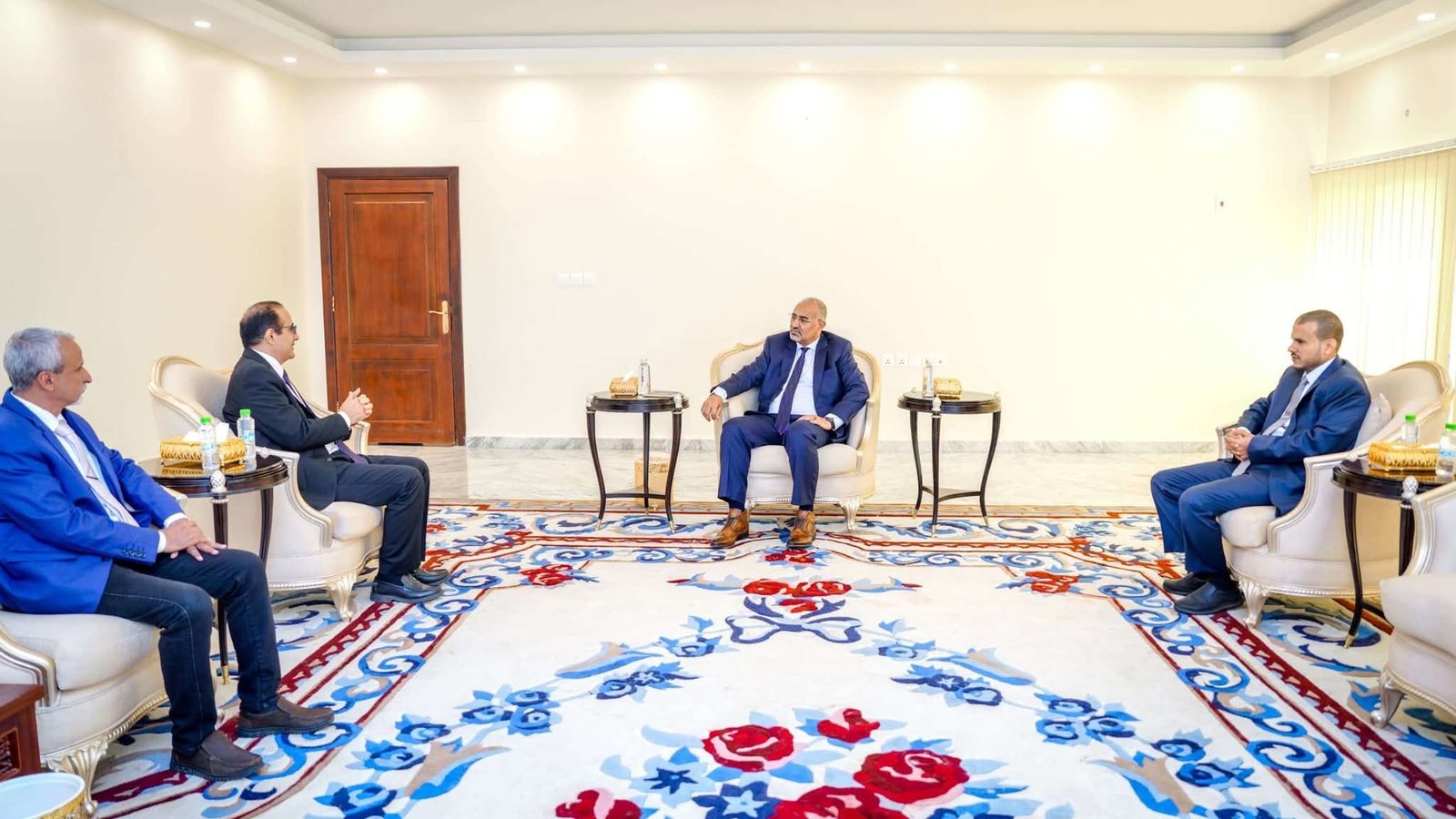 الرئيس الزُبيدي يطّلع على الوضع الصحي العام بالعاصمة عدن والمحافظات المحررة الرئيس الزُبيدي يطّلع على الوضع الصحي العام بالعاصمة عدن والمحافظات المحررة