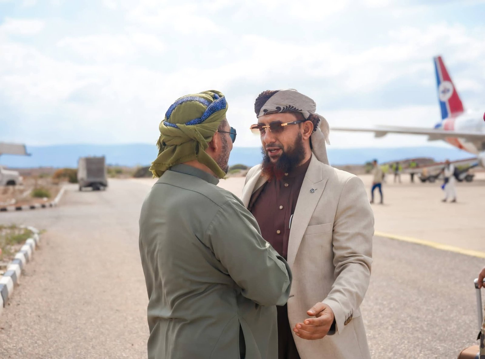 المحافظ الثقلي يستقبل نائب وزير الأوقاف والإرشاد في مطار سقطرى الدولي المحافظ الثقلي يستقبل نائب وزير الأوقاف والإرشاد في مطار سقطرى الدولي