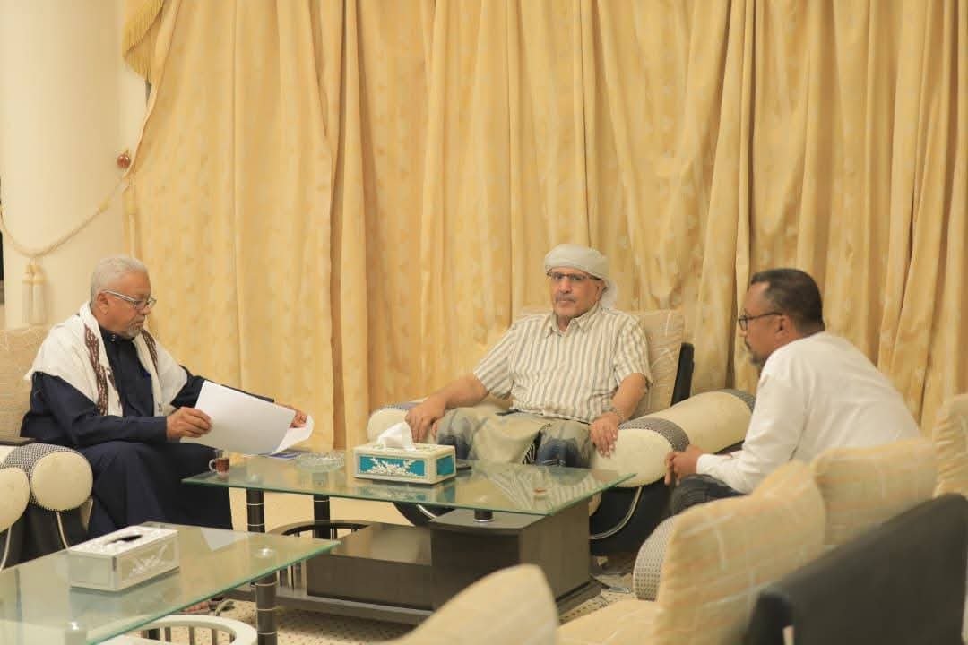 رئيس الجمعية الوطنية يناقش وضع الاستثمار بوادي وصحراء حضرموت رئيس الجمعية الوطنية يناقش وضع الاستثمار بوادي وصحراء حضرموت