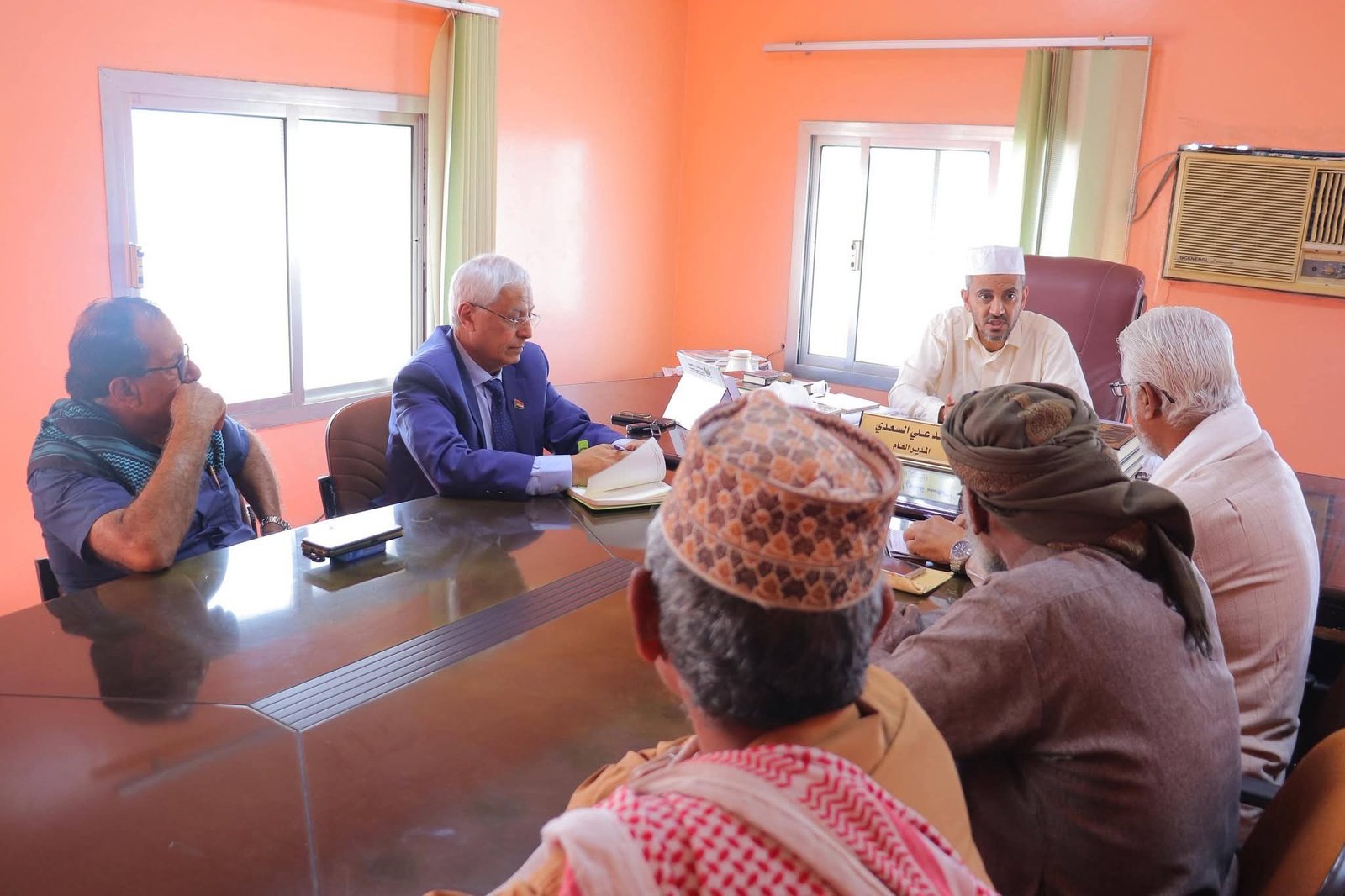 فريق التوجيه والرقابة الرئاسي يلتقي مدير عام أوقاف ساحل حضرموت