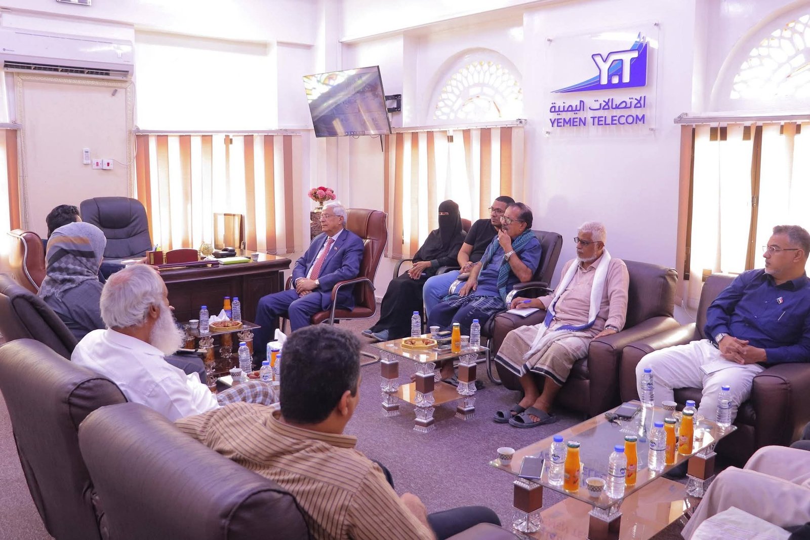 فريق التوجيه والرقابة الرئاسي يلتقي مدير عام مؤسسة الاتصالات بساحل حضرموت