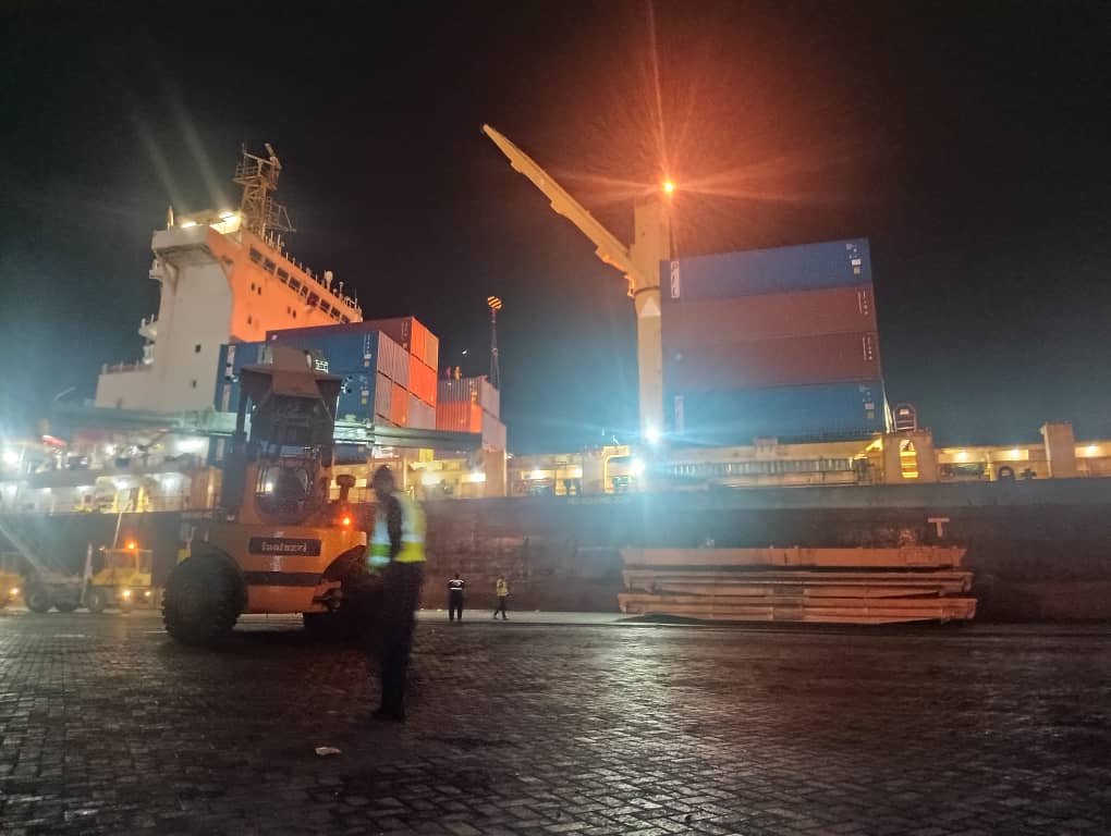 بعد توقف 15 عامًا.. محطة المعلا تعود إلى خارطة الملاحة مغادرة الباخرة Kota Nanhai بعد تفريغ 457 حاوية وانتعاش لافت في ميناء عدن بعد توقف 15 عامًا.. محطة المعلا تعود إلى خارطة الملاحة مغادرة الباخرة Kota Nanhai بعد تفريغ 457 حاوية وانتعاش لافت في ميناء عدن