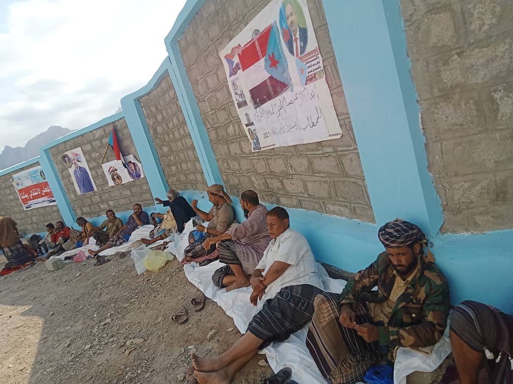 استمرار الاعتصام لليوم السابع في ساحة الشهيد ناصر صالح فارع مديرية كرش استمرار الاعتصام لليوم السابع في ساحة الشهيد ناصر صالح فارع مديرية كرش